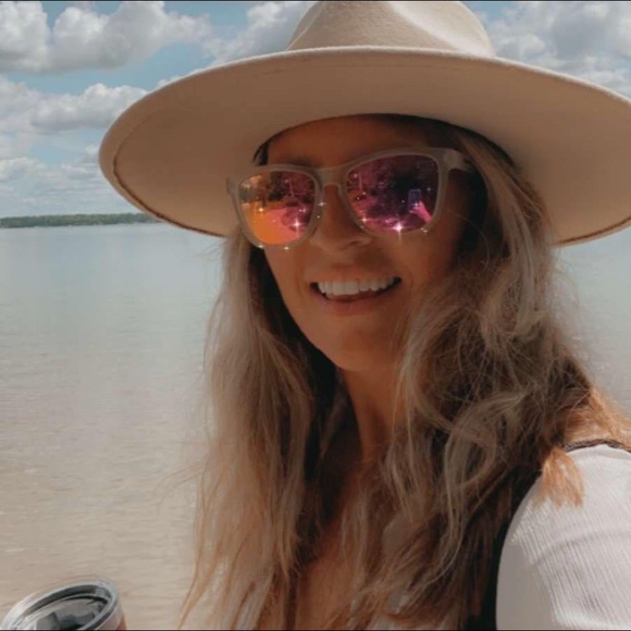 Meet your Posher, Jocelyn - Picture 1 of 1